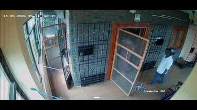 Man in helmet poses as electricity board staffer; steals valuables from houses