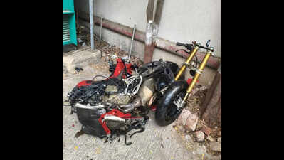 Seafarer racing sports bike on Palm Beach Road in Navi Mumbai crashes into cab, severely injured
