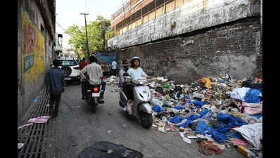 Garbage dumping chokes Paltan Bazaar’s Raja Road