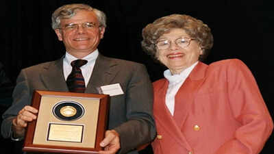 Uma viúva de 93 anos doou US$ 1 bilhão para uma faculdade de medicina do Bronx, e os futuros médicos podem nunca mais ver as mensalidades novamente