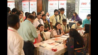 Hall full of dreams: Students step into future of higher edu, careers