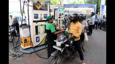 Long queues and purchase limits at fuel stations in Bihar as motorists rush to refill tanks