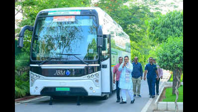 CM travels by electric bus for Gram Vikas Chaupal in Thikariya