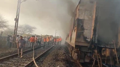 Fire breaks out on Thiruvananthapuram–Hazrat Nizamuddin Rajdhani Express near Ratlam, passengers evacuated