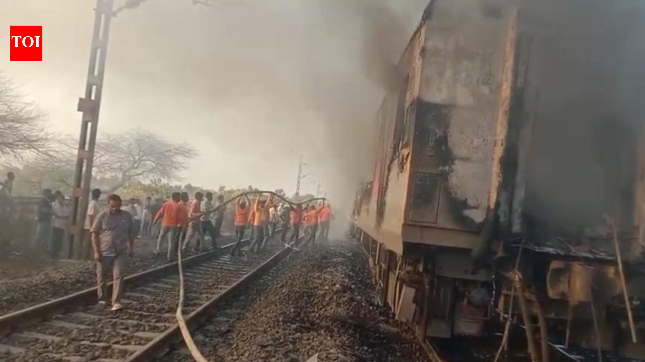 Fire breaks out on Thiruvananthapuram–Hazrat Nizamuddin Rajdhani Express near Ratlam, passengers evacuated