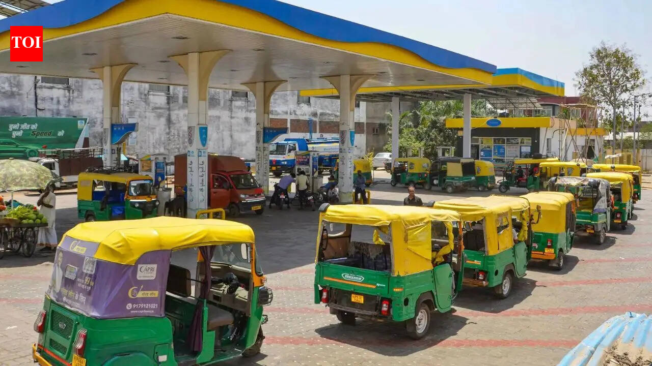'Mahngai man Modi whips out his lash again': Congress takes jibe over fresh CNG price hike in Delhi