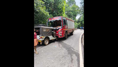 Two killed , 8 injured in a jeep crash near Kollur