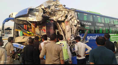 23 injured as bus crashes into truck on Lucknow-Agra e-way