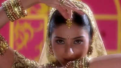 Tabu gifted gold bangles to Saroj Khan, gold chain and bracelet to her assistants after finishing the shoot for 'Rang De' song, recalls dance artiste
