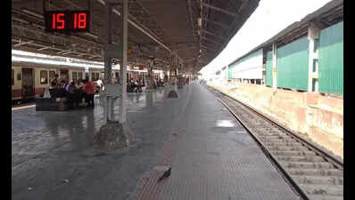 Hawker drives ease rush at Hwh, Sdah stns
