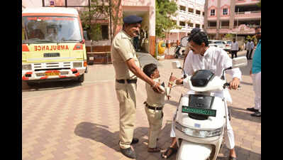 Chhatrapati Sambhajinagar mayor rides e-scooter, civic chief cycles to HQ to conserve fuel