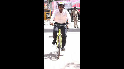 Chhatrapati Sambhajinagar mayor rides e-scooter, civic chief cycles to HQ to conserve fuel