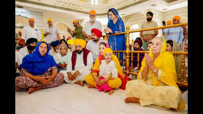 Punjab CM, family members offer prayers at city gurdwara