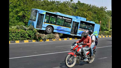 DTC bus rams divider near Rajghat after brake failure; no injuries