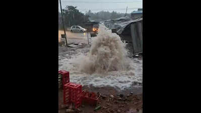 Pipe burst causes water wastage