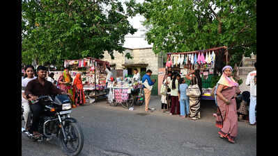 Monday haat chokes Nehru Garden Road stretch, blocking access to govt quarters