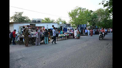 Monday haat chokes Nehru Garden Road stretch, blocking access to govt quarters