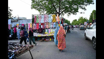 Monday haat chokes Nehru Garden Road stretch, blocking access to govt quarters