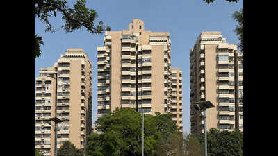 Assistant bank manager dies after falling from 15th floor while drying carpets