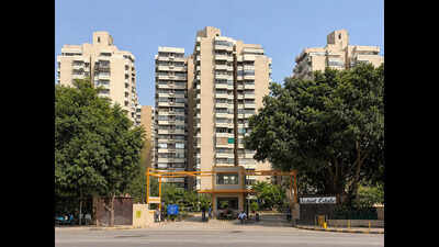 Assistant bank manager dies after falling from 15th floor while drying carpets