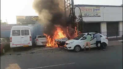 2 cars parked outside garage gutted in Akola