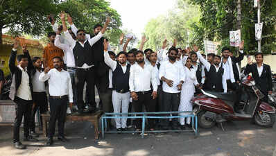 Traffic, work at collectorate hit as lawyers protest LMC demolitoin drive, police action
