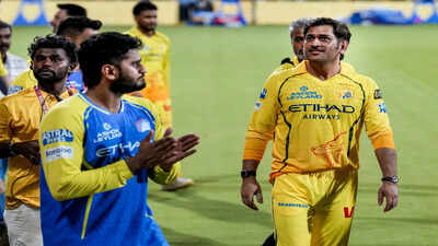 One last time in yellow? MS Dhoni leaves Chepauk emotional after SRH defeat - Watch