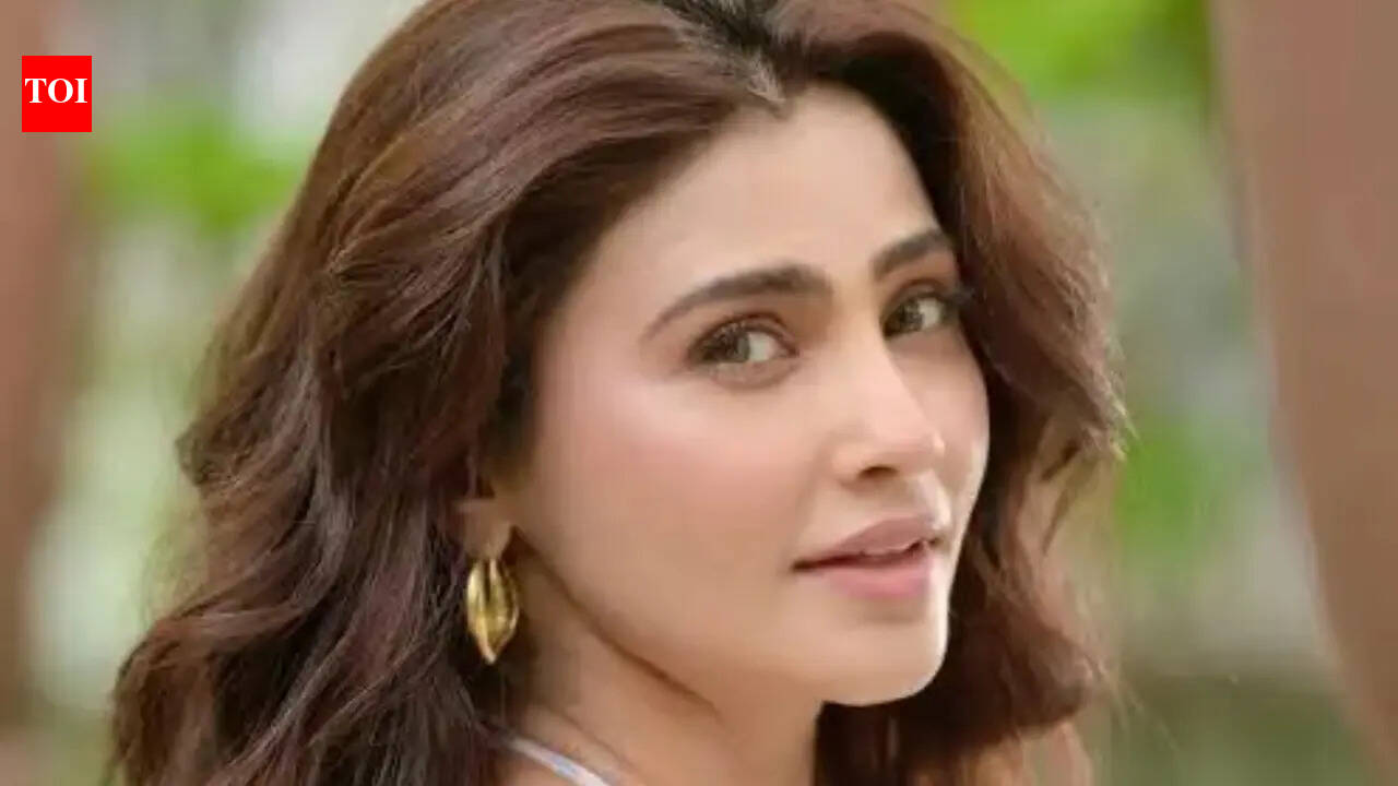 Daisy Shah recalls UNCONFORTABLE fan encounters; Says some get too close; ‘Can smell them reeking of alcohol’