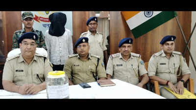 Man held with 2.9kg of opium seized near Bihar border in Chatra