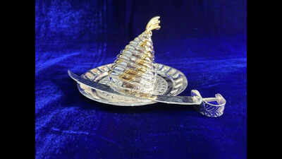 Silversmith crafts Kolhapuri chappal worth Rs 4.25 lakh using 1.5kg silver
