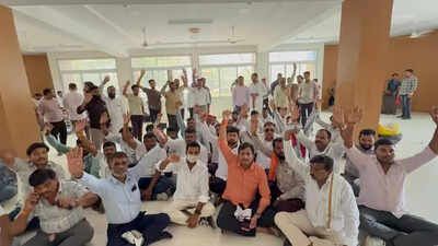 Transporters stage protest at nagpur collectorate over action on sand vehicles