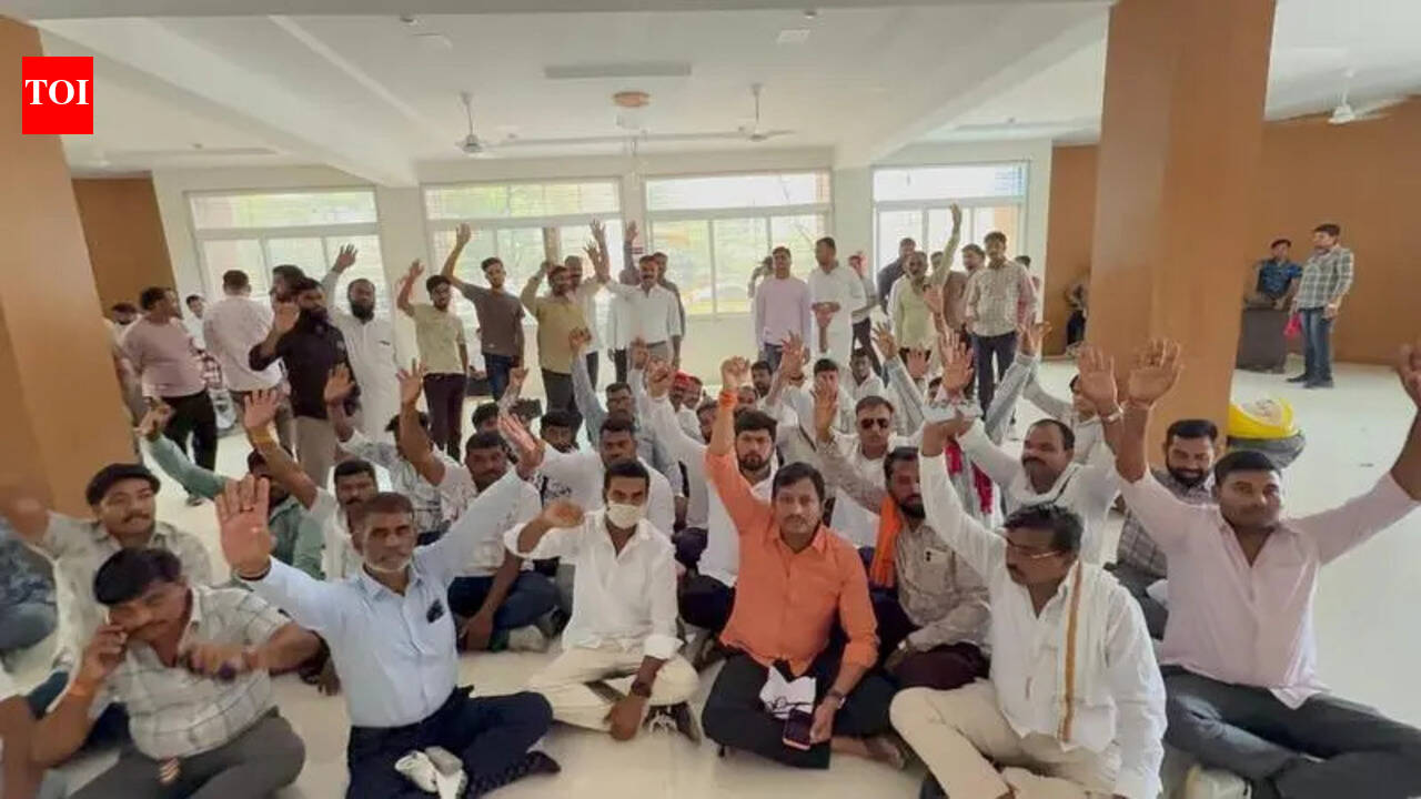 Transporters stage protest at nagpur collectorate over action on sand vehicles