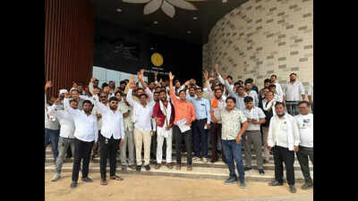 Transporters stage protest at nagpur collectorate over action on sand vehicles