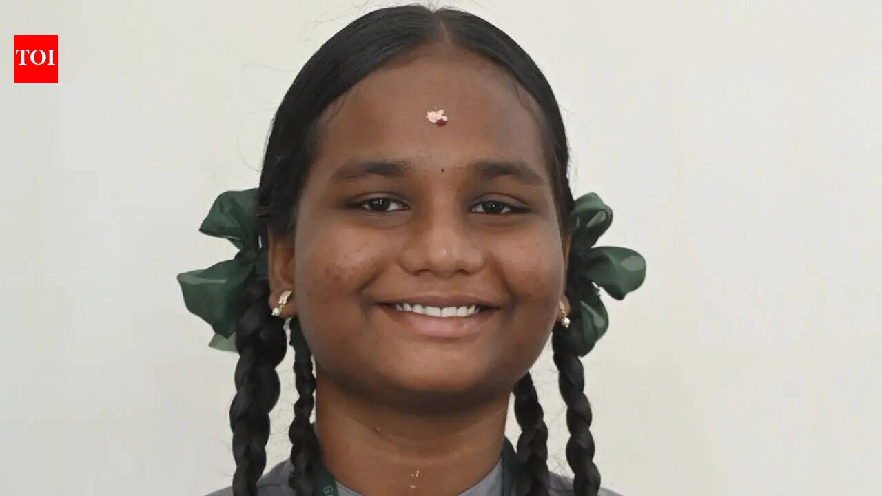वॉटर कैन डिलीवरी वर्कर की बेटी एम सुगंती ने 500 में से 496 अंक हासिल किए, 10वीं कक्षा की टॉपर्स में शामिल हुई