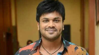 Manchu Manoj announces fun entertainer 'Vaddi Kasula Vaada'; Birthday glimpse wins fans' attention!