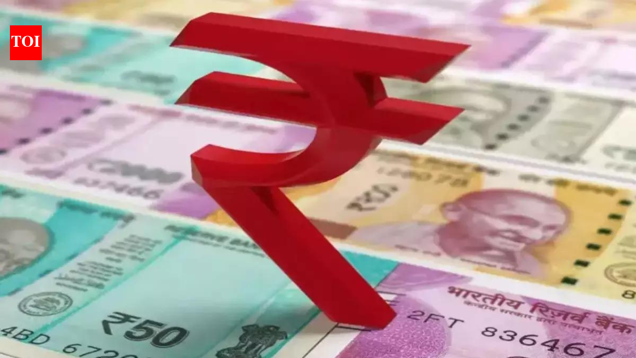 डॉलर के मुकाबले रुपया 97 के करीब नए रिकॉर्ड निचले स्तर पर पहुंच गया, तेल की कीमतें और बॉन्ड यील्ड मुद्रा पर दबाव बनाए हुए हैं