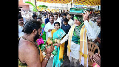 Naidu offers silk robes at Kuppam Gangamamba temple