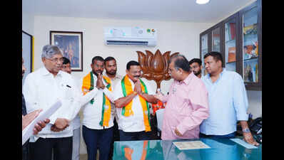 2 NCP (SP) corporators join BJP in Sangli