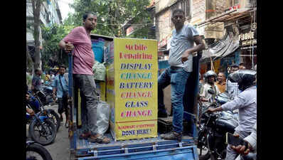 Cops, KMC clear Garia, Chandni encroachments