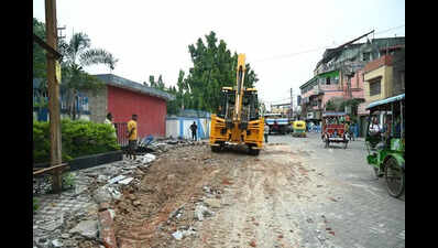 Cops, KMC clear Garia, Chandni encroachments