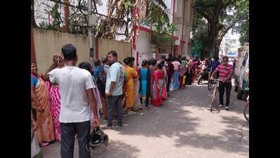 Women queue up at banks, POs for Annapurna Yojana