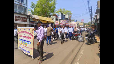 Chemists ride horse carts, e-rickshaws in Khargone to protest against online drug trade