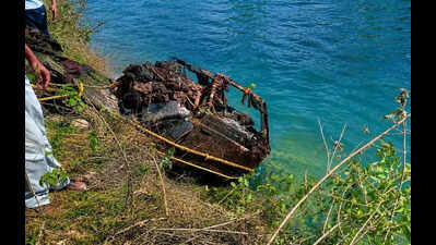 26-year mystery solved by chance discovery of submerged van; families of four missing persons finally get closure; sold off land & shop to keep search alive