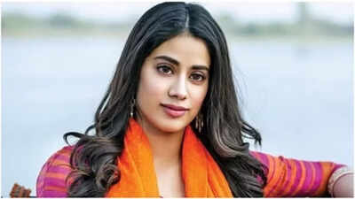 ‘Sorry to whoever’s eye I hit...’; Janhvi Kapoor’s reaction after playing cricket with Pat Cummins wins hearts