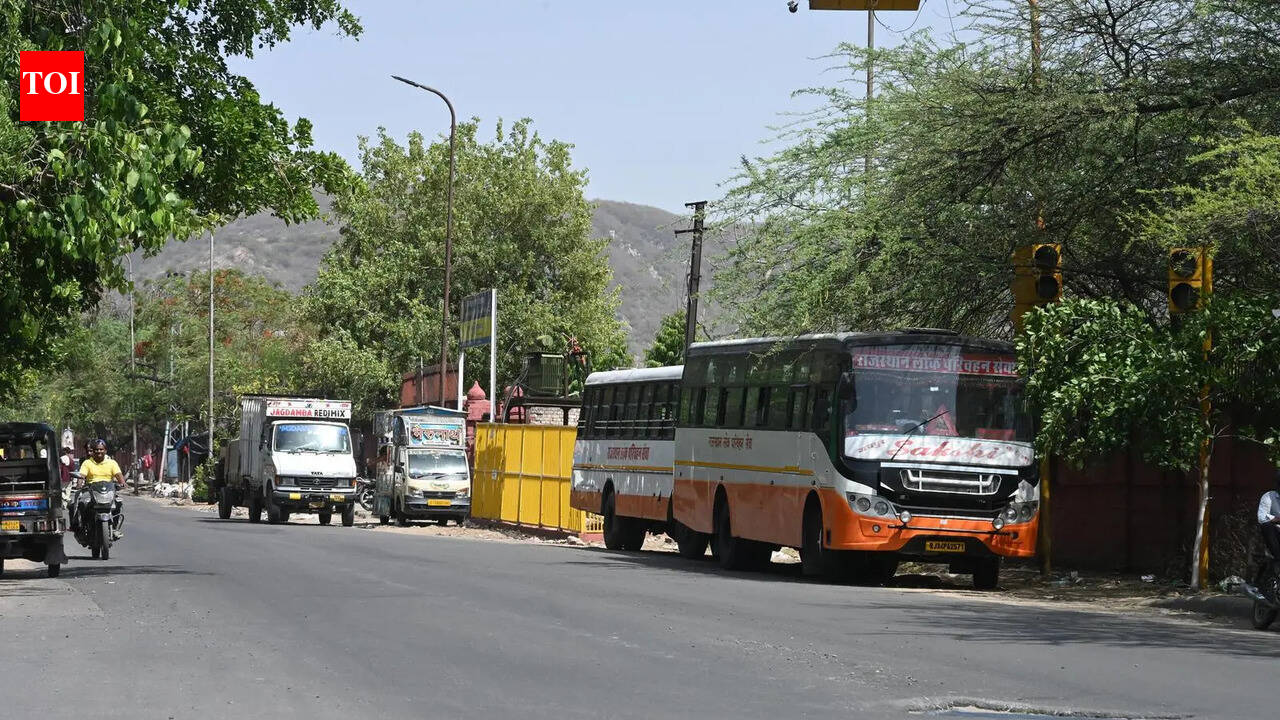 Unauthorised pvt buses halt on Shanti Path, choke traffic