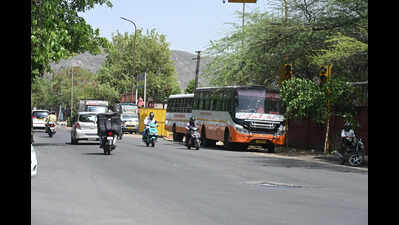 Unauthorised pvt buses halt on Shanti Path, choke traffic