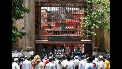 Friday mosque prayers in shifts to avoid crowding, toe govt line