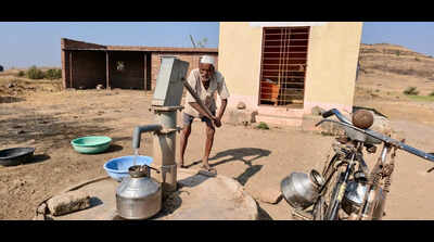 As youths migrate, Maharashtra village elders bear the brunt of deepening water crisis