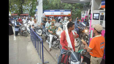 Diesel shortage hits parts of state, long queues at pumps in Sambhajinagar