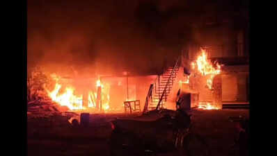 Six shops in Tembhurni's market gutted in fire